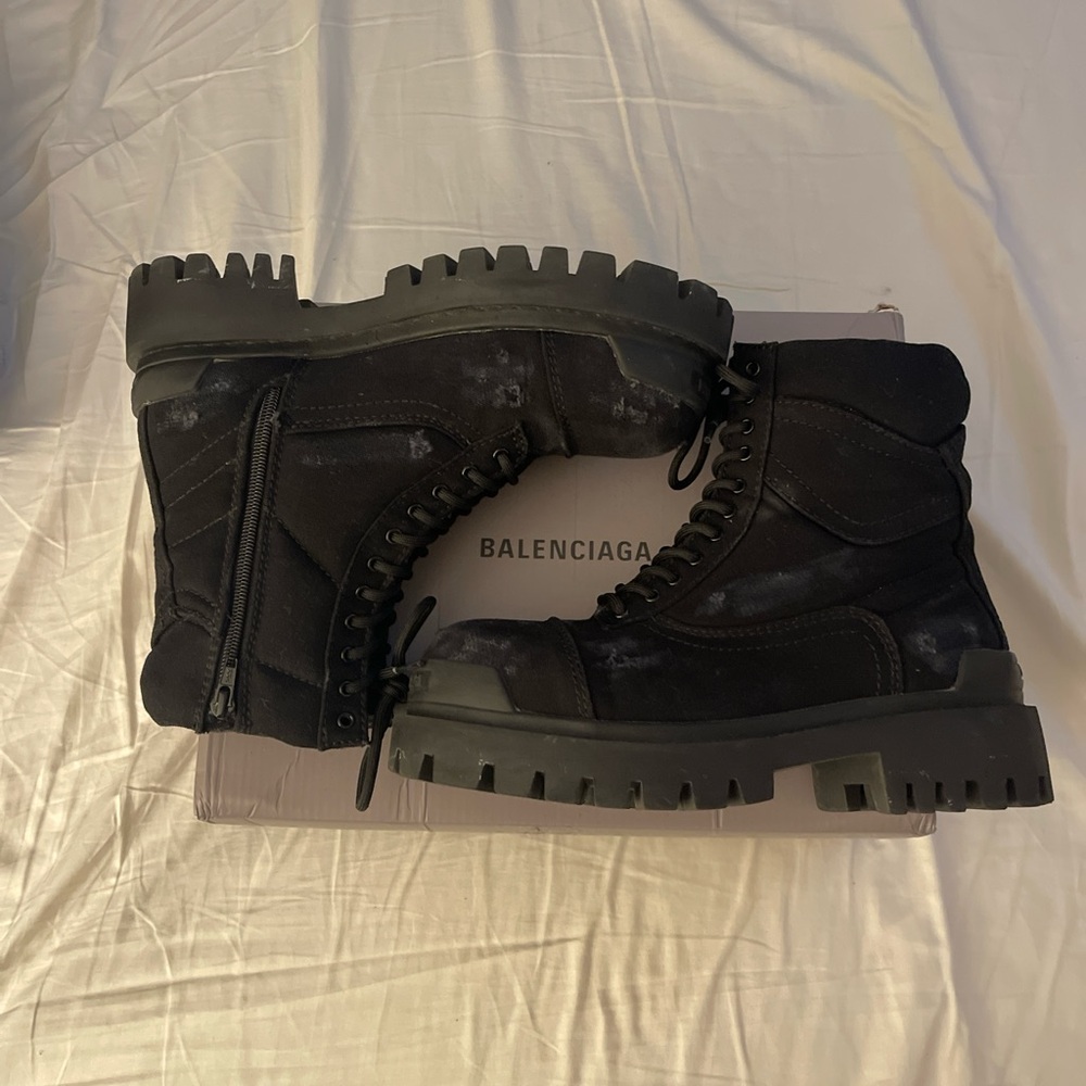 Balenciagaiaga strike boots sz 40